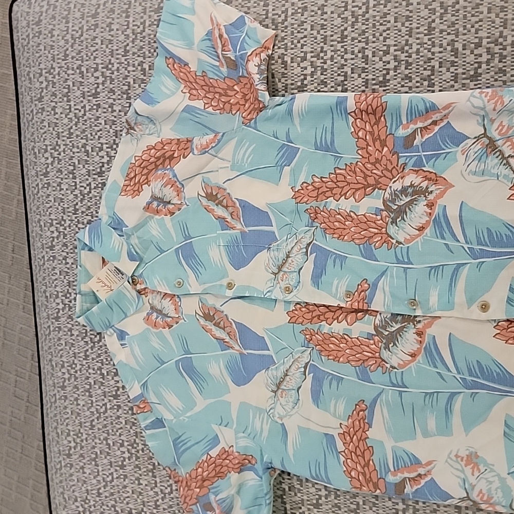 NEW KAHALA shirt. Button down, size small, leaf print.